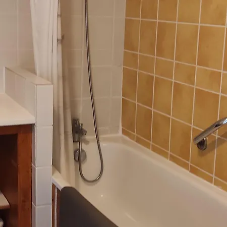 Cosy Avec Piscine Privee Et Parking A Super-besse - Fr-1-814-163