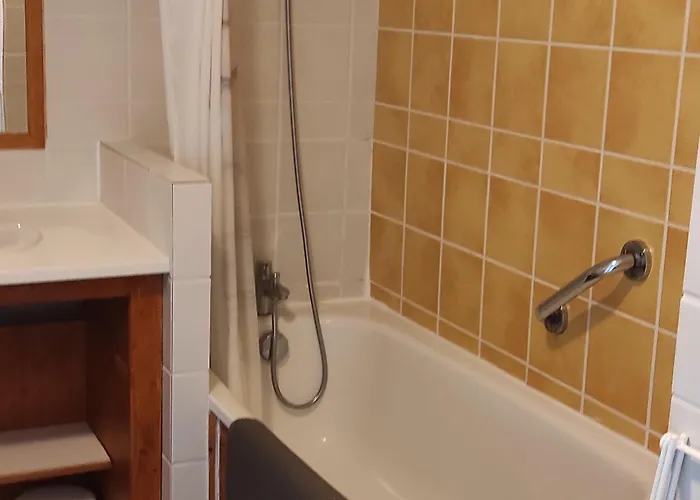 Cosy Avec Piscine Privee Et Parking A Super-besse - Fr-1-814-163