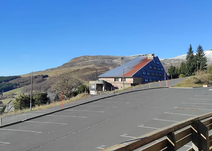 Cosy Avec Piscine Privee Et Parking A Super-besse - Fr-1-814-163 Апартаменты *